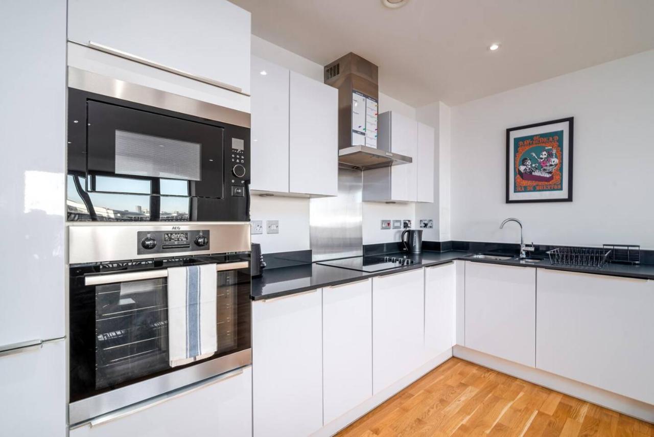 Stunning Riverside View Apartment, Near Canary Wharf & O2 Londen Buitenkant foto