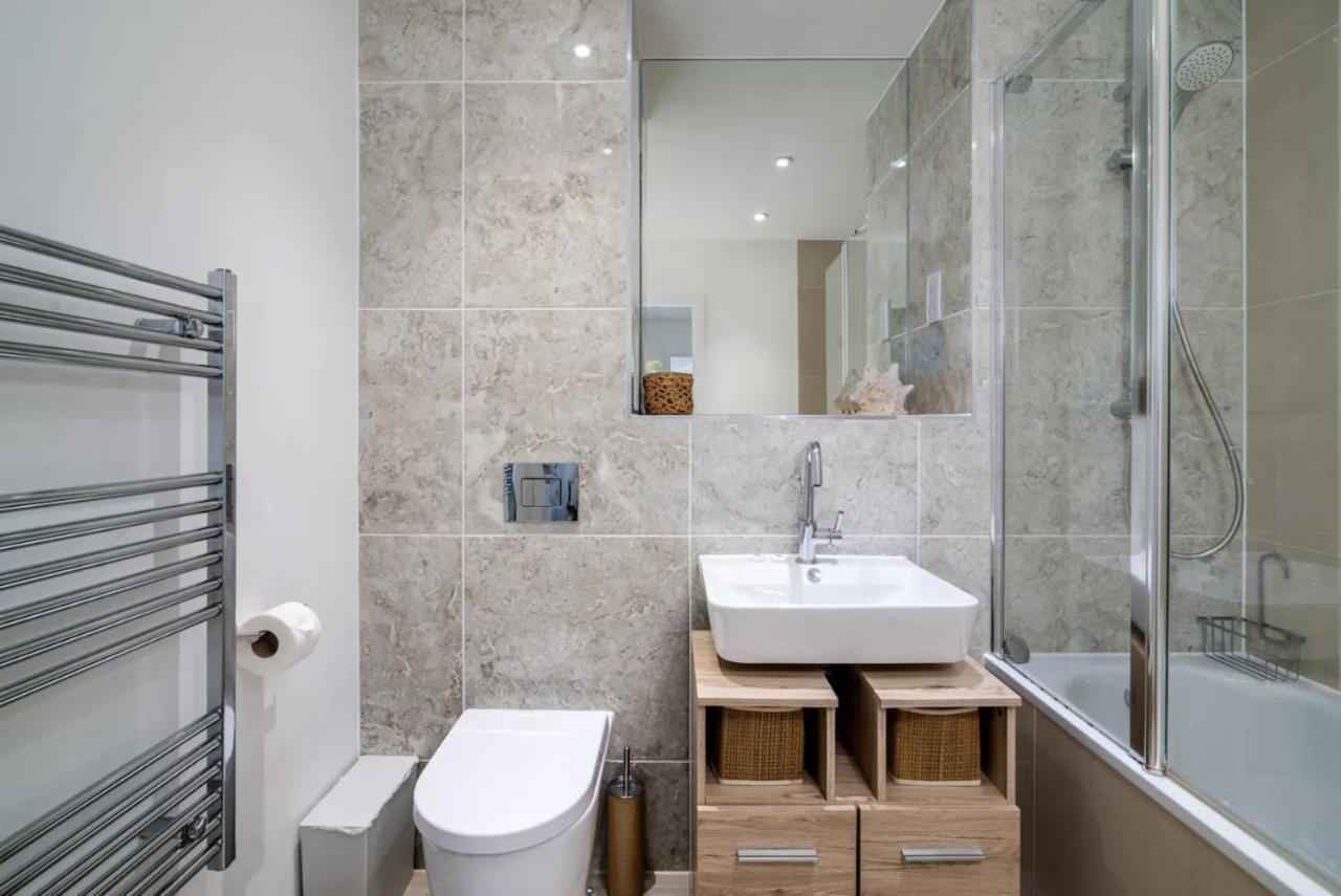 Stunning Riverside View Apartment, Near Canary Wharf & O2 Londen Buitenkant foto