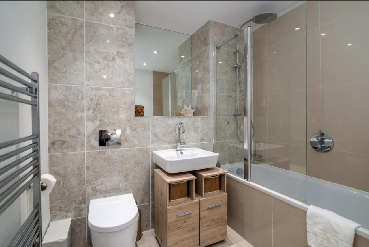 Stunning Riverside View Apartment, Near Canary Wharf & O2 Londen Buitenkant foto