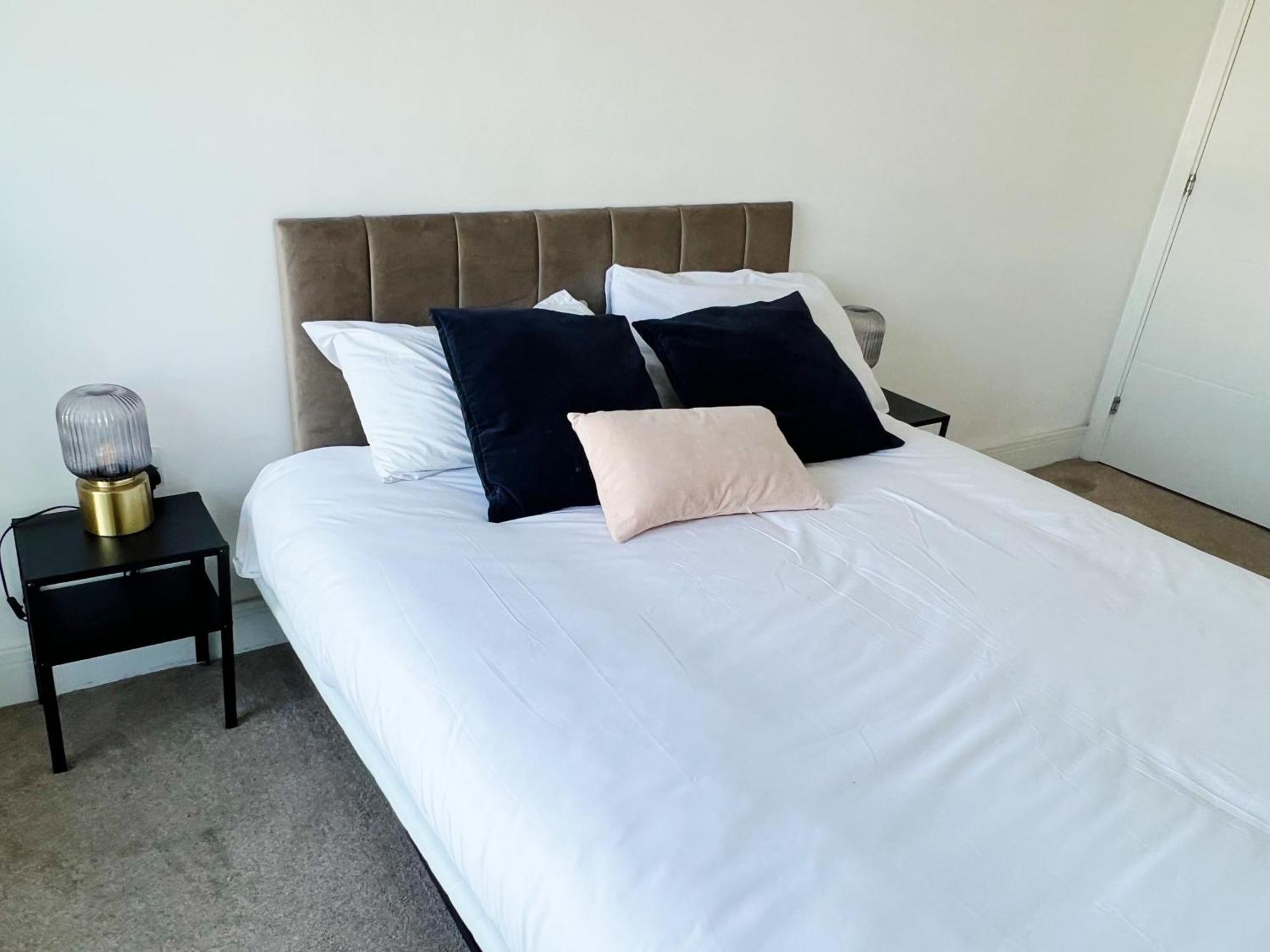 Stunning Riverside View Apartment, Near Canary Wharf & O2 Londen Buitenkant foto