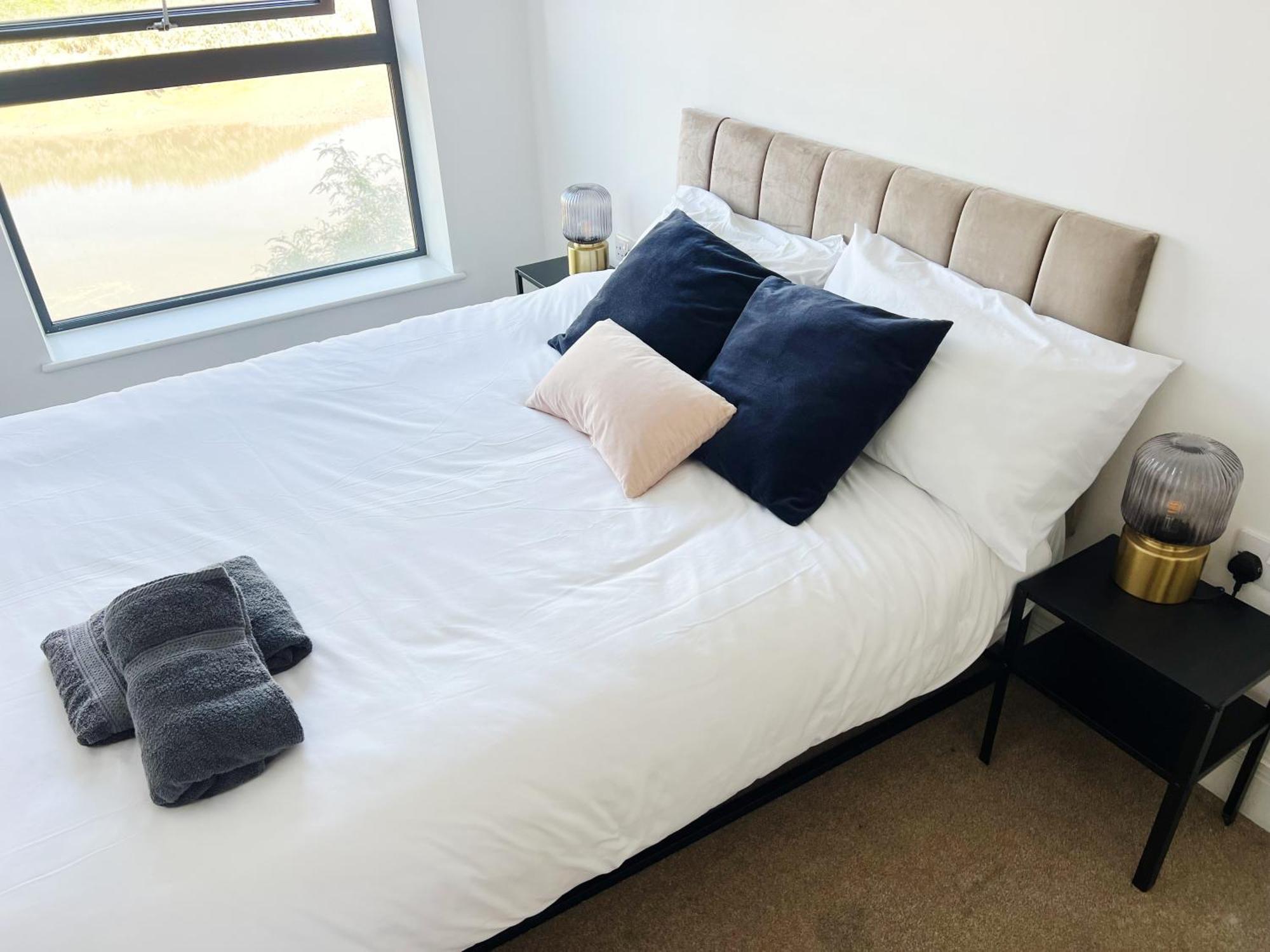 Stunning Riverside View Apartment, Near Canary Wharf & O2 Londen Buitenkant foto