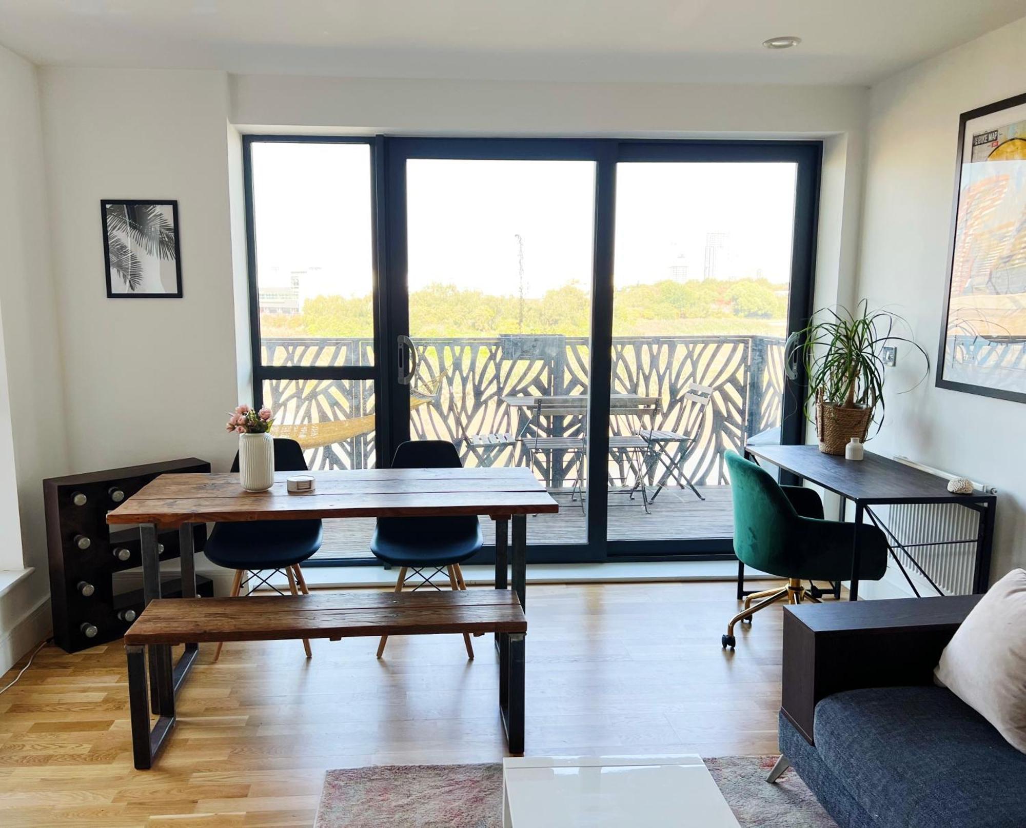 Stunning Riverside View Apartment, Near Canary Wharf & O2 Londen Buitenkant foto